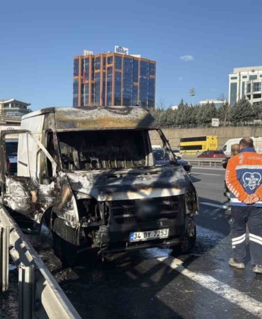 TEM Otoyolu’nda araç alev aldı, sürücü son anda kurtuldu