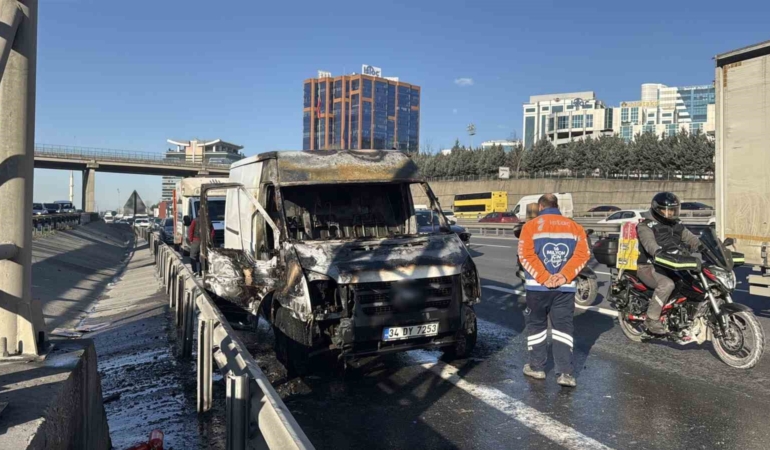TEM Otoyolu’nda araç alev aldı, sürücü son anda kurtuldu