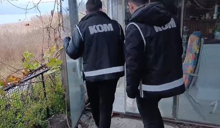 Evini alkol imalathanesine çevirmiş