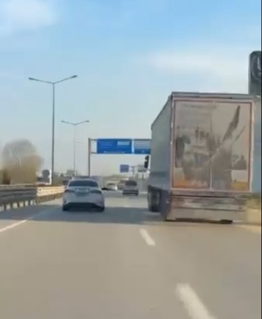 Tehlike saçan tır şoförünü silah doğrultup durdurdular