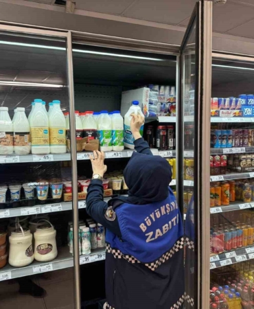 Raflarda bulunan tarihi geçmiş ürünler imha edildi