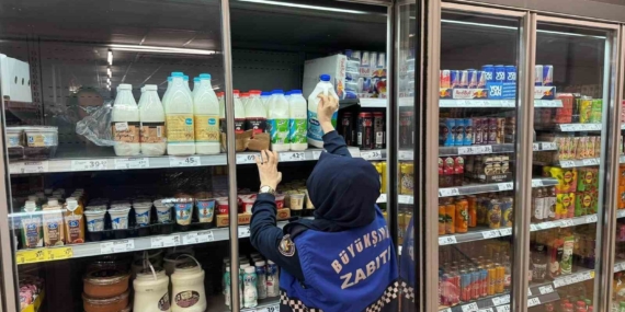 Raflarda bulunan tarihi geçmiş ürünler imha edildi