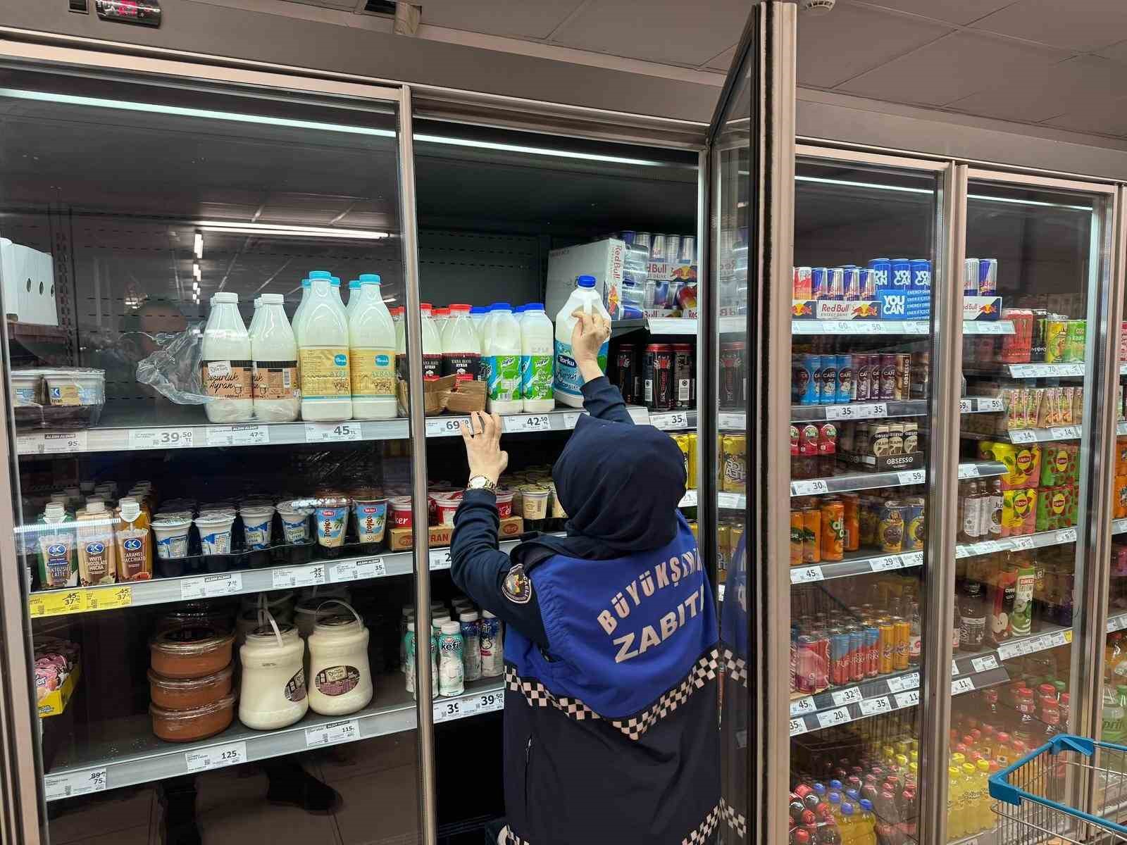 Raflarda bulunan tarihi geçmiş ürünler imha edildi