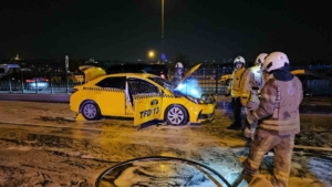 Beyoğlu’nda seyir halindeki ticari taksi alev alev yandı