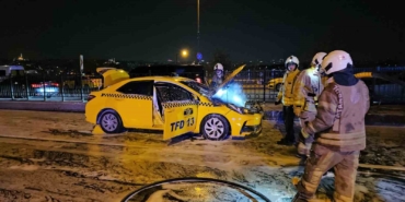 Beyoğlu’nda seyir halindeki ticari taksi alev alev yandı