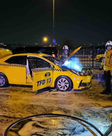Beyoğlu’nda seyir halindeki ticari taksi alev alev yandı