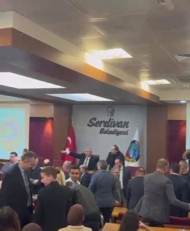 Üniversitelilerin izlediği meclis toplantısında arbede: Başkan Çelik’ten "Siz kimsiniz" tepkisi