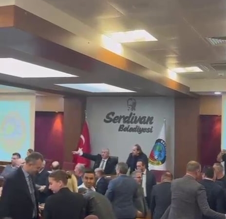 Üniversitelilerin izlediği meclis toplantısında arbede: Başkan Çelik’ten ‘Siz kimsiniz’ tepkisi