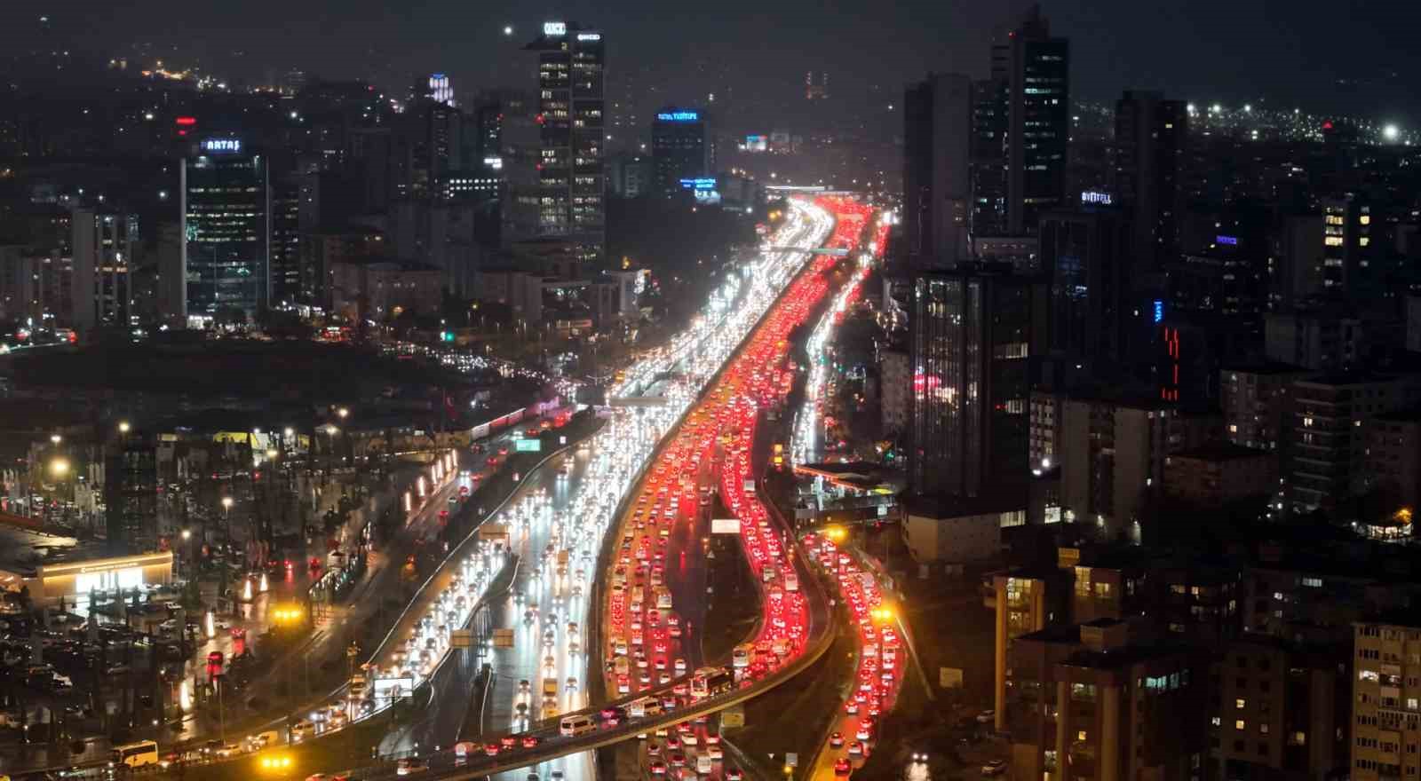 İstanbul’da trafik durma noktasına geldi: Yağmurun etkisi ile yoğunluk yüzde 90’a ulaştı