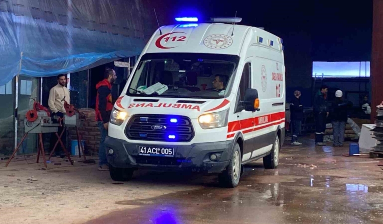 3 metre derinliğindeki boş akvaryuma düşen işçi yaralandı