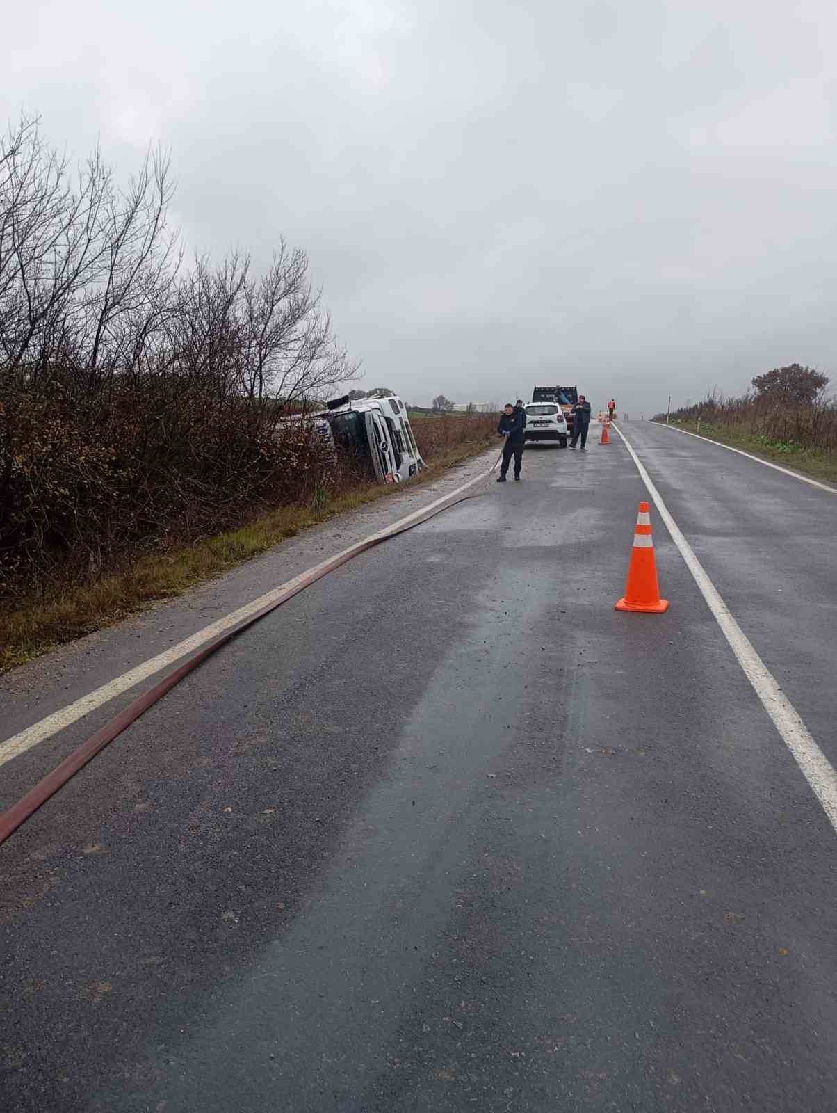 Vize-Soğucak Köyü yolunda petrol tankeri devrildi