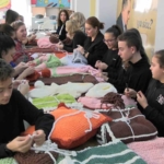 Edirne’de ilmekler iyilik için atılıyor: Çocuklar örüyor, anneler birleştiriyor