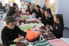 Edirne’de ilmekler iyilik için atılıyor: Çocuklar örüyor, anneler birleştiriyor