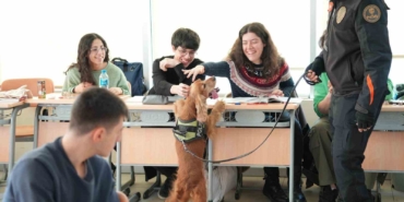 Üniversitelilerin ilgi odağı narkotik köpeği "Leo" oldu