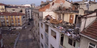 Zeytinburnu’nda çatısı çöken bina havadan görüntülendi