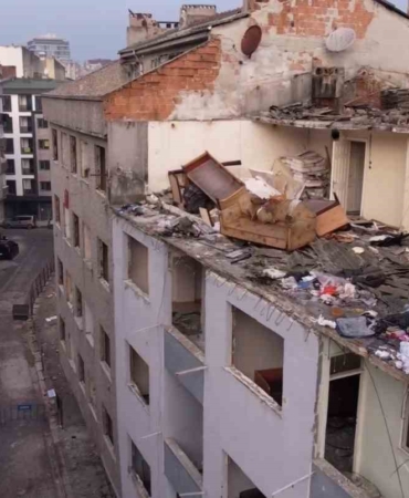 Zeytinburnu’nda çatısı çöken bina havadan görüntülendi
