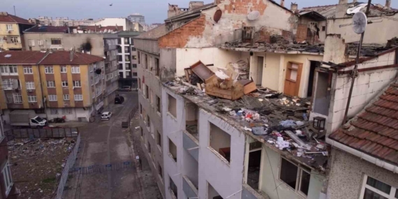 Zeytinburnu’nda çatısı çöken bina havadan görüntülendi