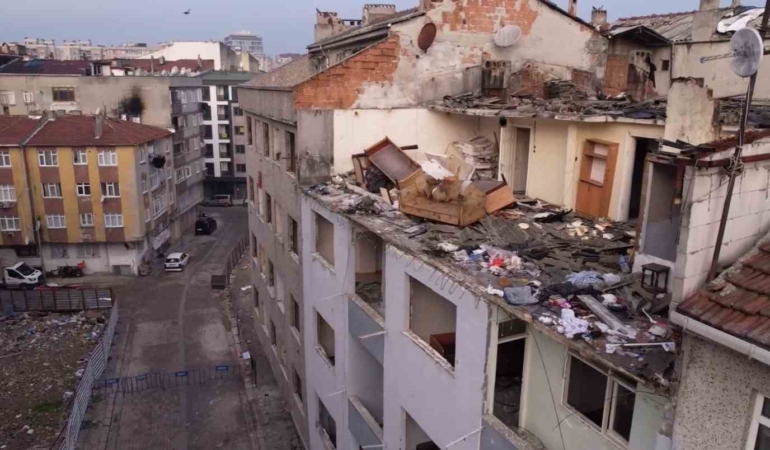 Zeytinburnu’nda çatısı çöken bina havadan görüntülendi