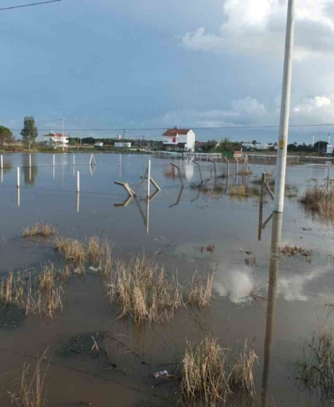 Burhaniye de yazlıklar su altında kaldı