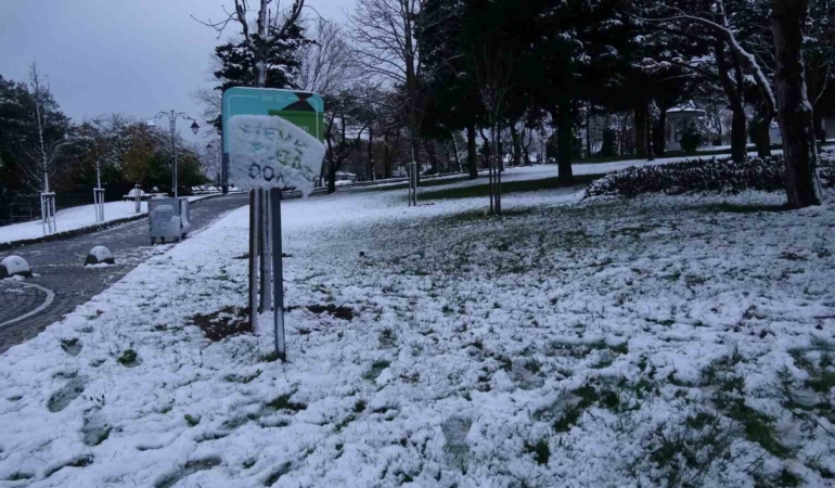 İstanbul’a beklenen kar yağışı geldi: Çamlıca beyaza büründü