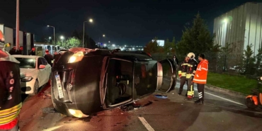 Kontrolden çıkan otomobil park halindeki araçlara çarpıp yan yattı