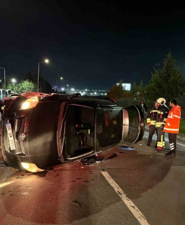 Kontrolden çıkan otomobil park halindeki araçlara çarpıp yan yattı