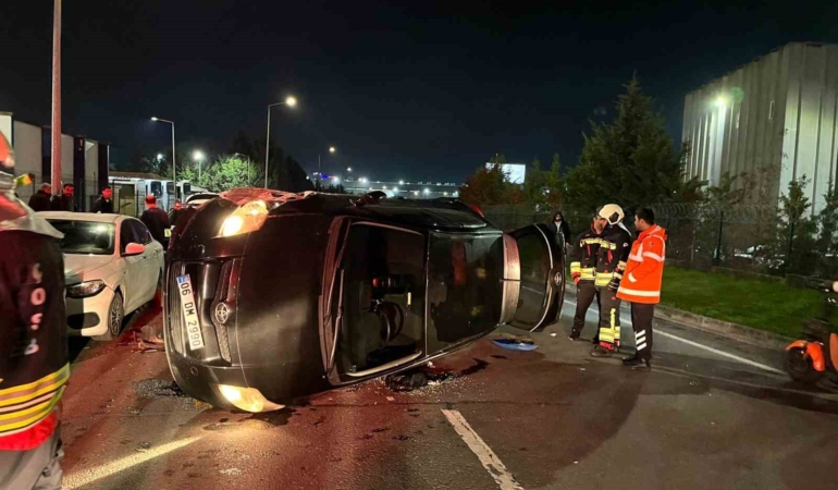 Kontrolden çıkan otomobil park halindeki araçlara çarpıp yan yattı