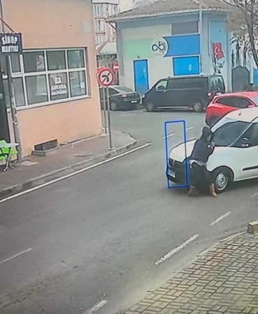 Aracın yayaya çarptığı anlar kameraya yansıdı