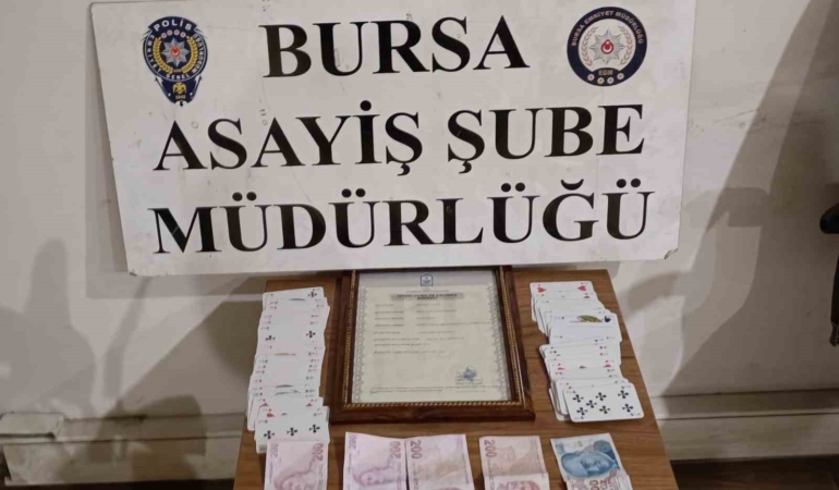 Bursa’da 300 polisle uygulama: Mekanlar denetlendi, kumar masaları çökertildi