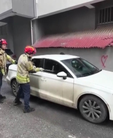 Kaynarca’da araç içinde mahsur kalan çocuk itfaiye tarafından kurtarıldı