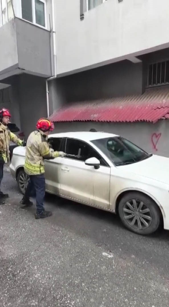Kaynarca’da araç içinde mahsur kalan çocuk itfaiye tarafından kurtarıldı