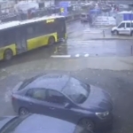 Sultangazi’de yola dökülen akaryakıt kazalara neden oldu: İETT otobüsü direğe çarptı