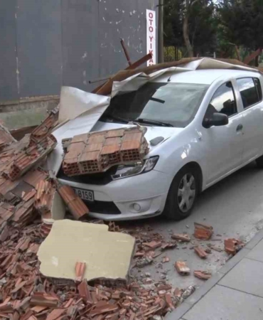 Maltepe’de inşaatın istinat duvarı arabanın üzerine yıkıldı