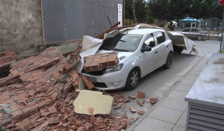Maltepe’de inşaatın istinat duvarı arabanın üzerine yıkıldı