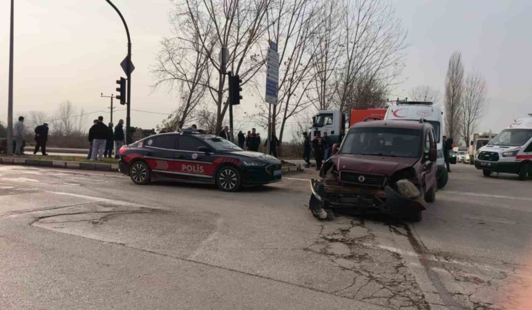 Hafif ticari araçlar çarpıştı: 3’ü çocuk 7 yaralı