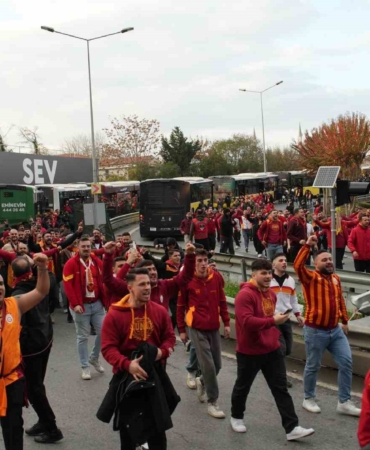 Galatasaray taraftarları derbi için stada geldi