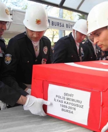 Şehit polisin babasının evi alevlere teslim oldu