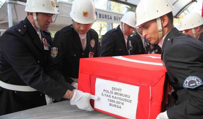 Şehit polisin babasının evi alevlere teslim oldu