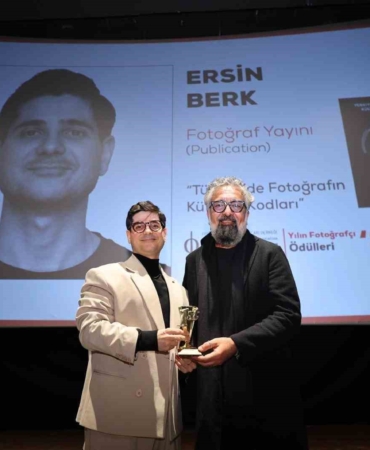 Öğretim görevlisi "Yılın Fotoğraf Yayını" ödülüne layık görüldü