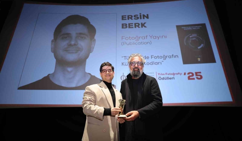 Öğretim görevlisi "Yılın Fotoğraf Yayını" ödülüne layık görüldü