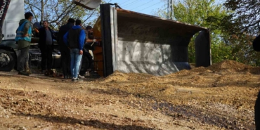 Mıcır yüklü kamyonun damperi devrildi, sürücü bayıldı