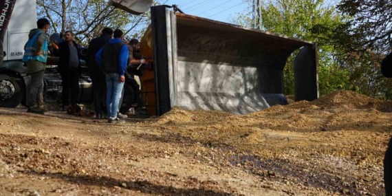 Mıcır yüklü kamyonun damperi devrildi, sürücü bayıldı