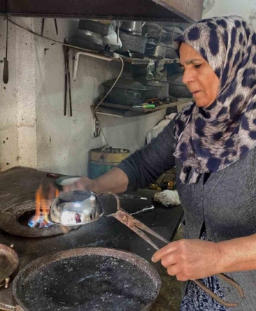 Kadın eliyle yarım asırlık kalaycılık