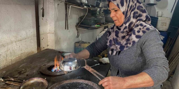 Kadın eliyle yarım asırlık kalaycılık