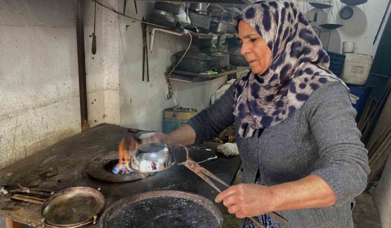 Kadın eliyle yarım asırlık kalaycılık