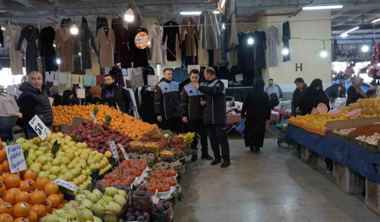 Sultangazi’de zabıta ekiplerinden pazarlarda denetim