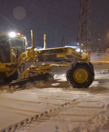 Bilecik’te belediye ekiplerinin sabaha saatlerinde yoğun kar mesaisi