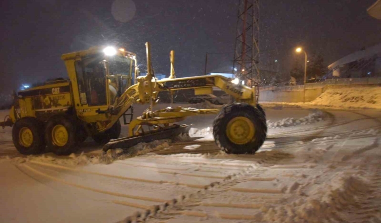 Bilecik’te belediye ekiplerinin sabaha saatlerinde yoğun kar mesaisi
