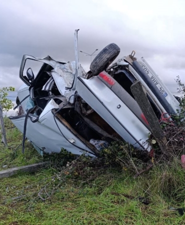 Ciple çarpışan otomobil hurdaya döndü: 1’i ağır 2 yaralı