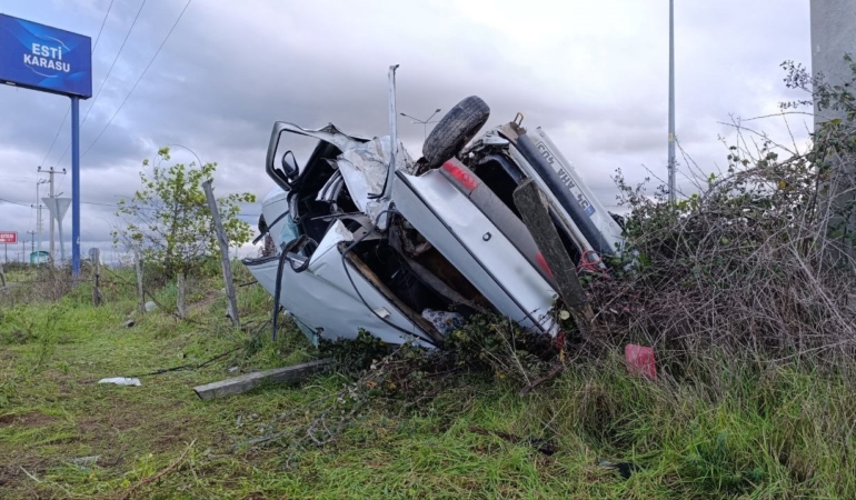 Ciple çarpışan otomobil hurdaya döndü: 1’i ağır 2 yaralı